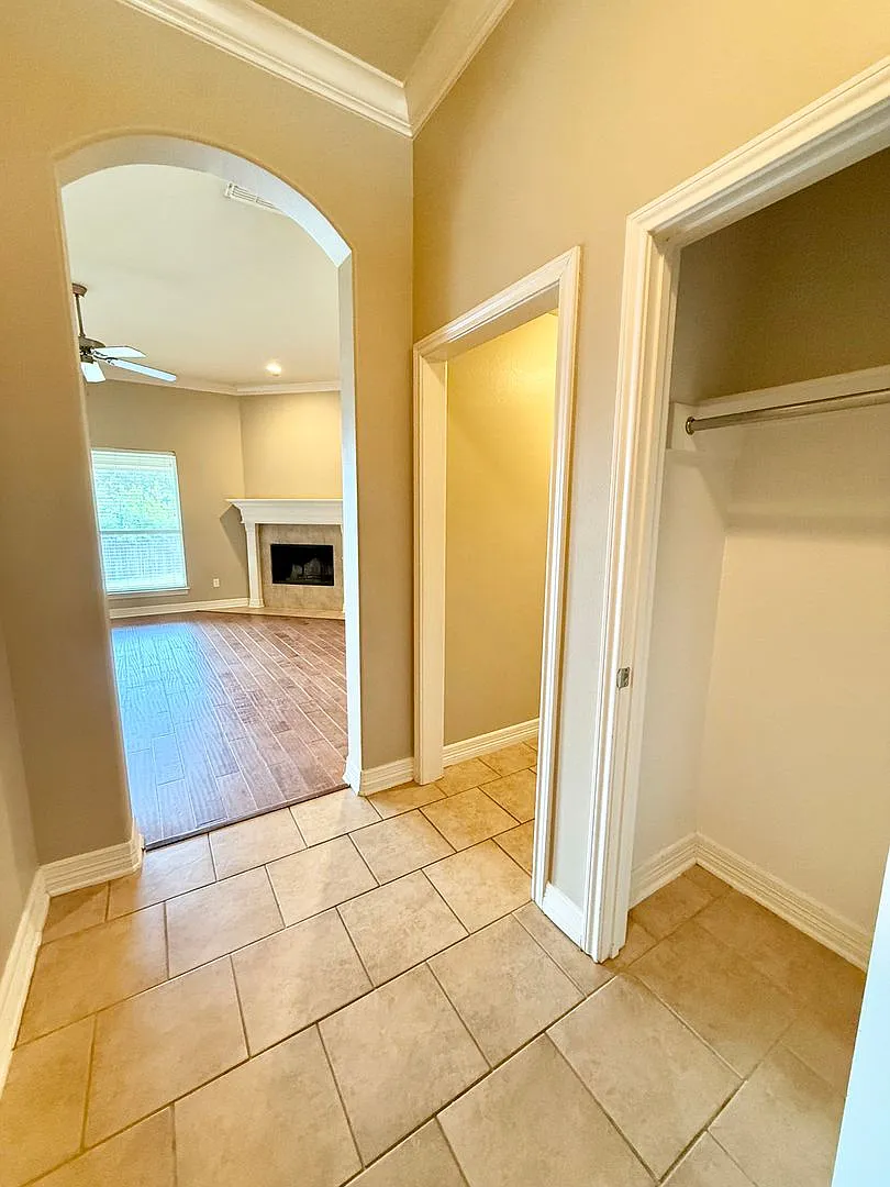 Beautiful 4-bed/2-bath! — Photo 3