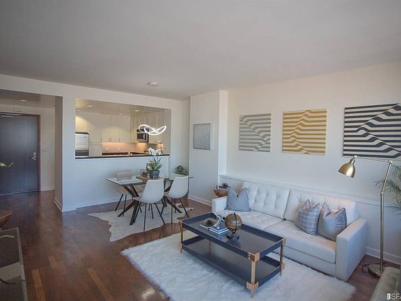 4th image of 250 King St #1209