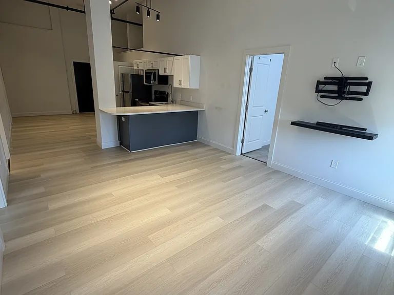 105 William St #406 — Photo 3
