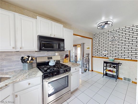 3rd image of 1554 Rush Rd