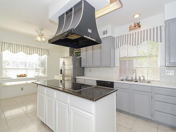Eat in kitchen w/ sunny breakfast nook