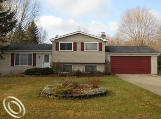 2701 Gatewood Dr, Waterford, MI 48329