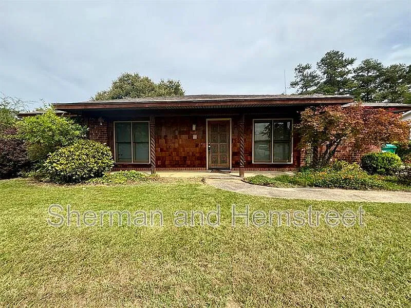 3 bed, 1.5 bath, 1215 sqft, $1,395 — Photo 1