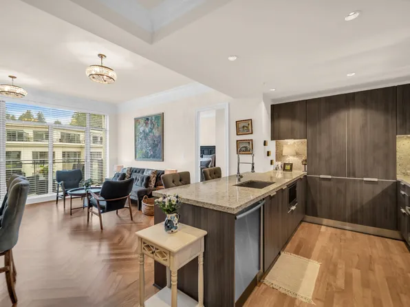 568 Waters Edge Cres #403, West Vancouver, BC V7T 0A2