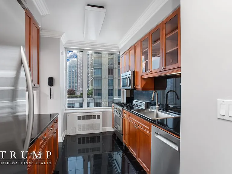220 Riverside Blvd #21D — Photo 5