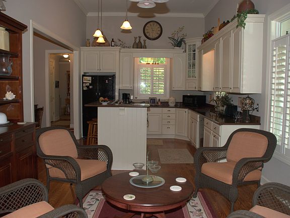 Kitchen & Sitting area