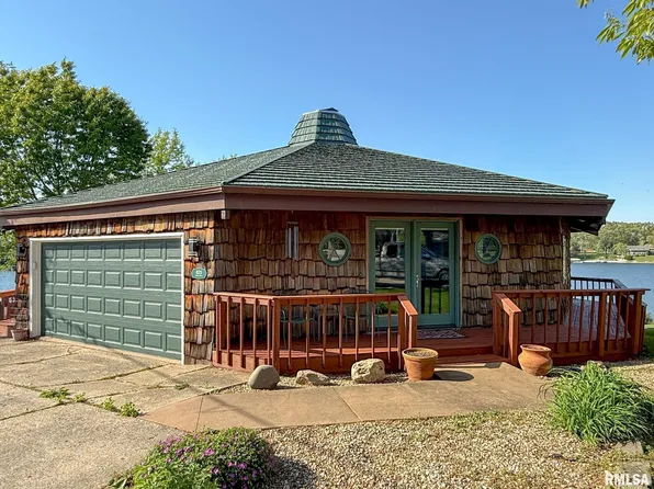 825 Poplar Dr, Petersburg, IL 62675