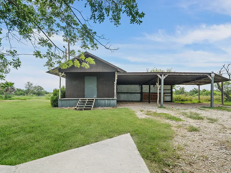 135 County Road 4519 — Photo 31