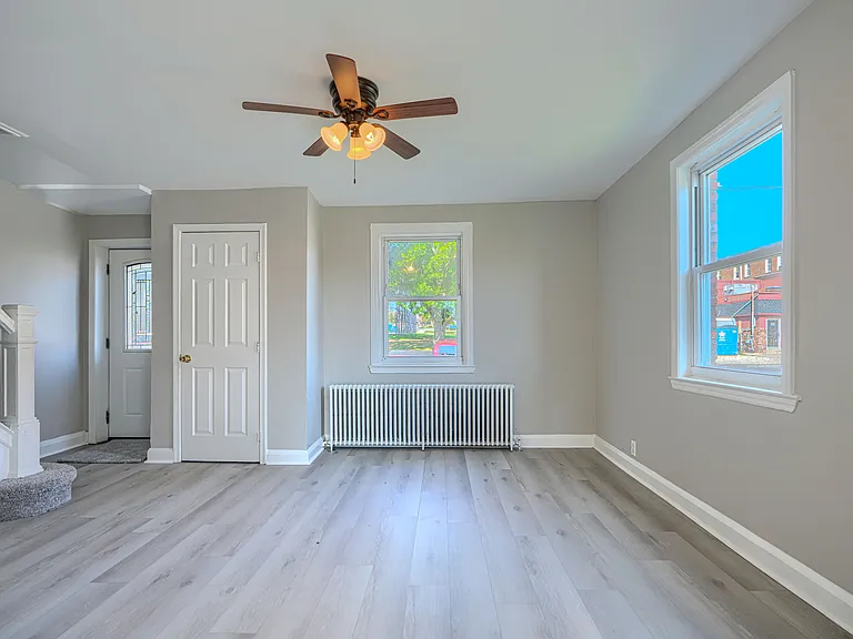 401 52nd St #1 — Photo 3