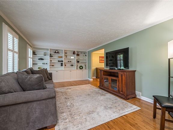 2nd image of 564 Sunset Dr