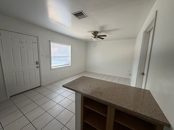 Living room/Kitchen island