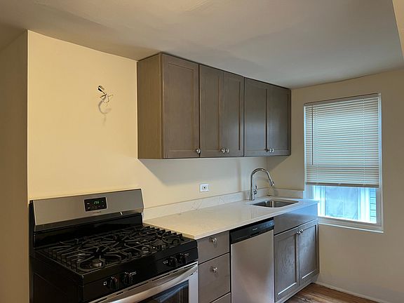 5th image of 2206 N Rockwell St #2