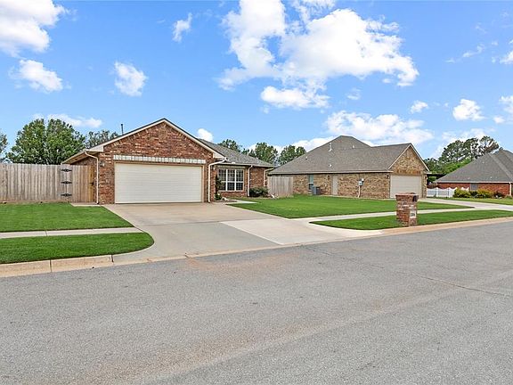 2nd image of 2306 Woodland Way