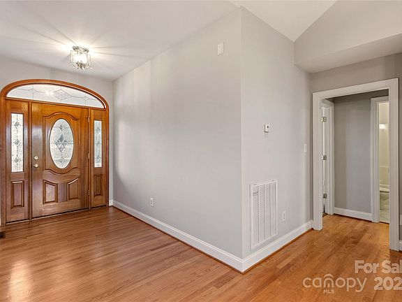 5th image of 163 Golden Oak Dr
