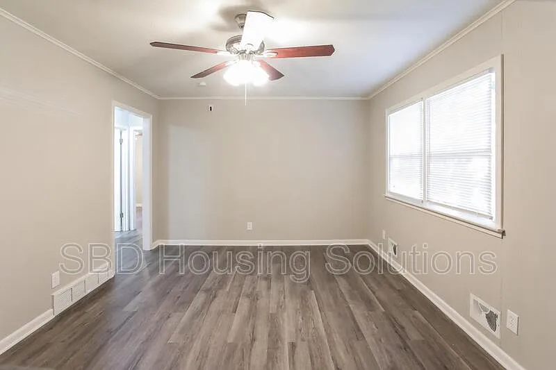 2 bed, 1.0 bath, 745 sqft, $1,099 — Photo 2
