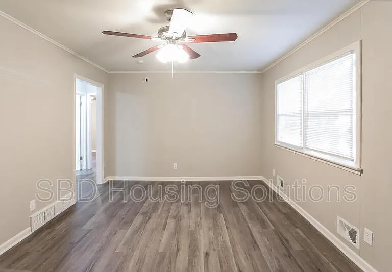 1903 S Crescent Ave — Photo 2