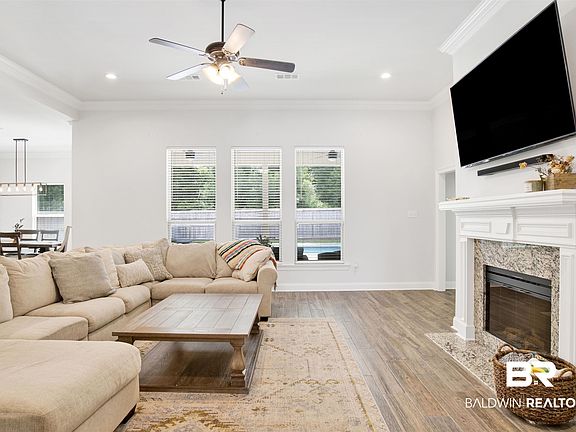 5th image of 313 Bronze St