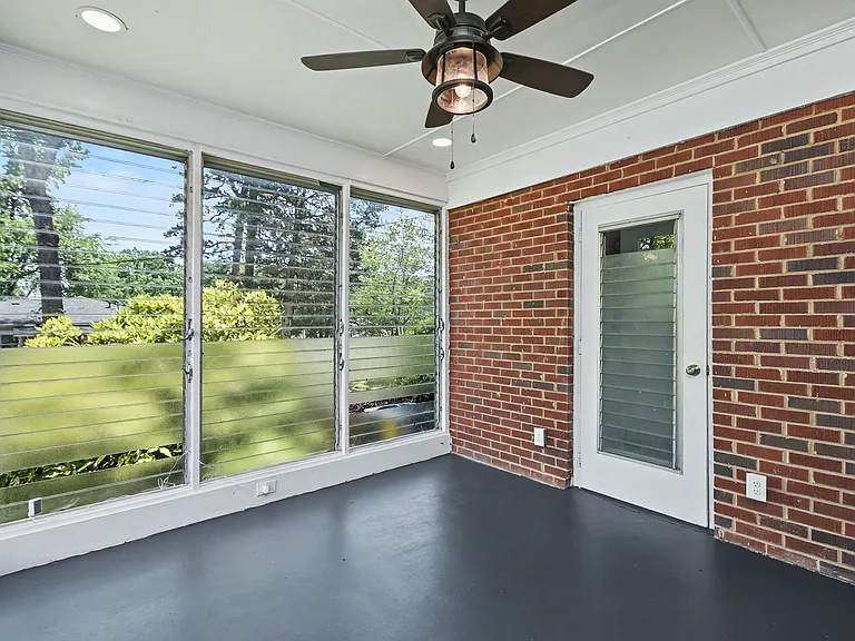 2200 Eastway Dr — Photo 28