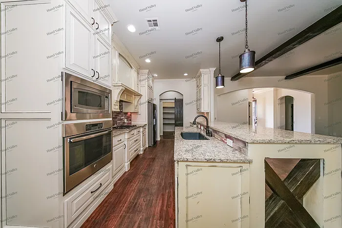 4 bed, 3.0 bath, 2467 sqft, $2,495 — Photo 4