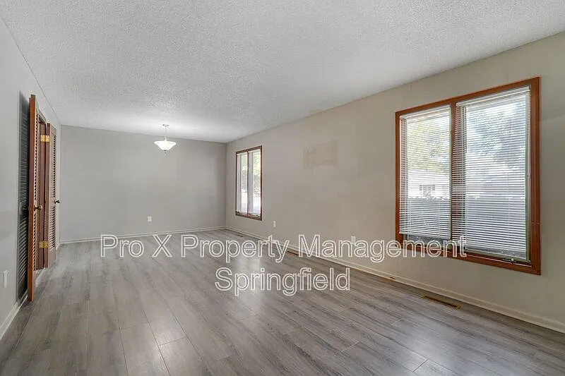 3 bed, 2.0 bath, 1914 sqft, $1,700 — Photo 3