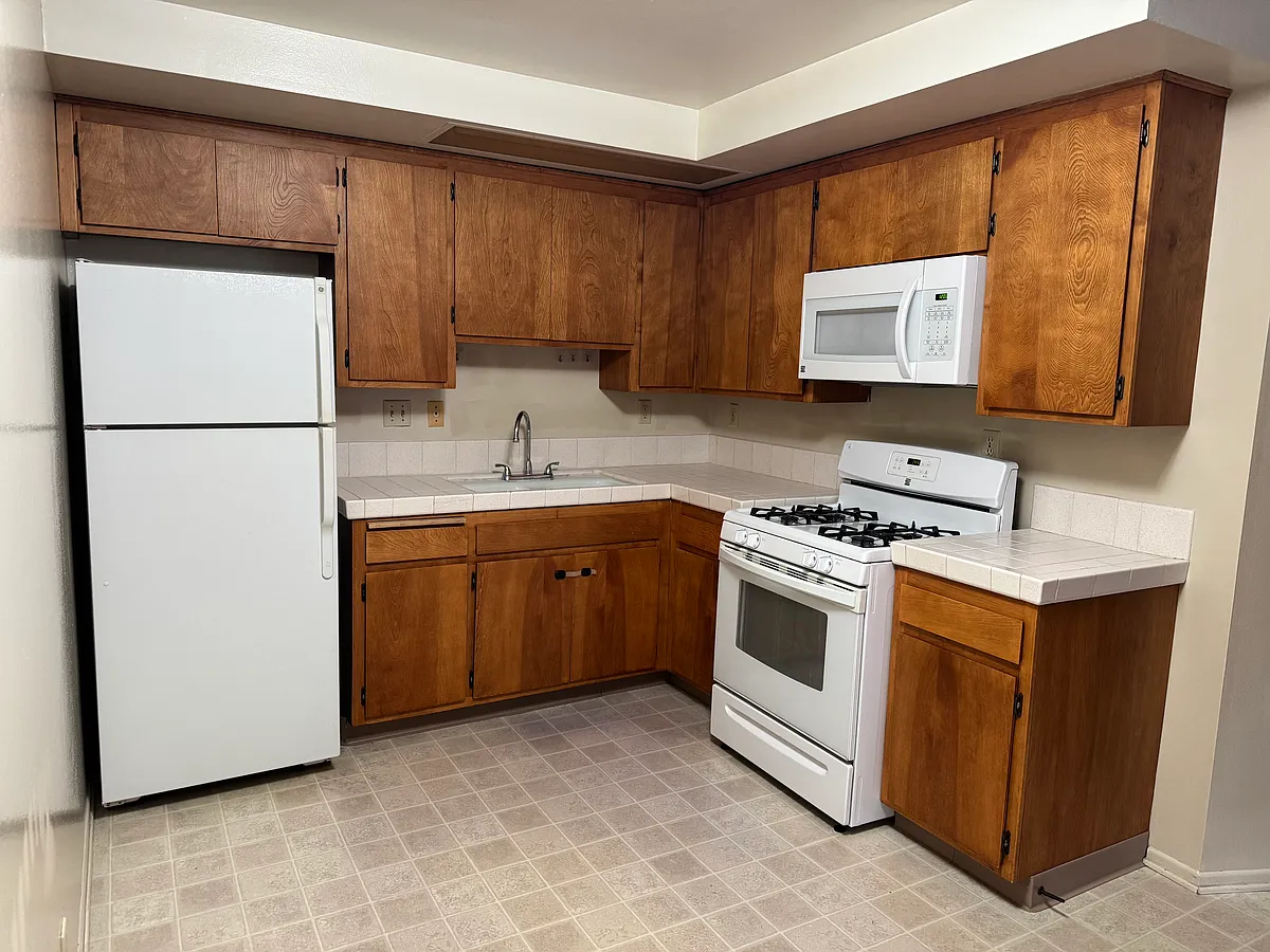 Building Photo - 48 S Oak Ave #3