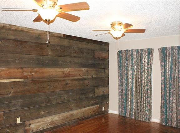3rd image of 1010 W Avenue G