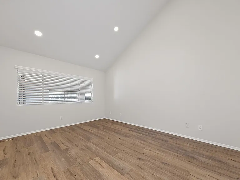 25698 Huron St — Photo 17