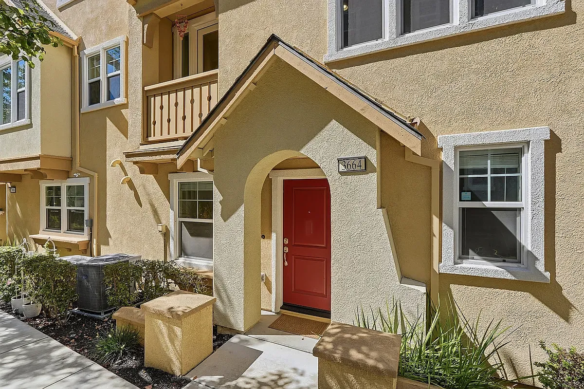 3 bed, 2.5 bath, 1593 sqft, $3,999 — Photo 2