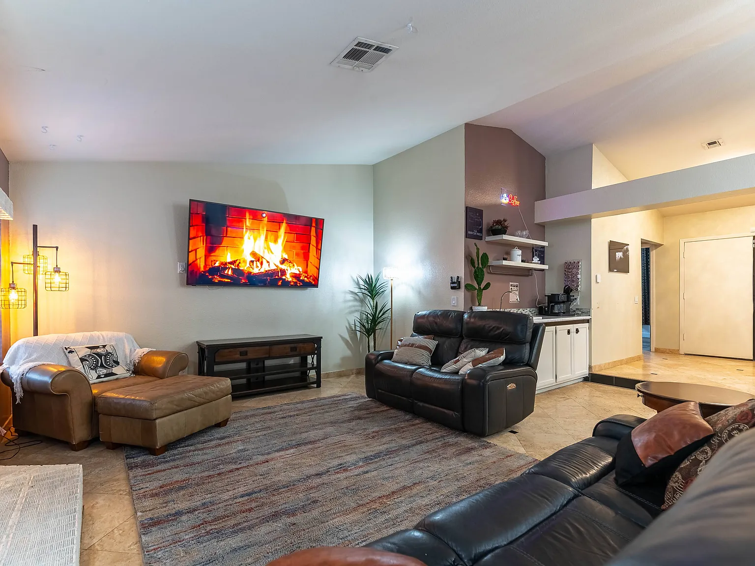 4 bed, 2065 sqft, $3,600 — Photo 2