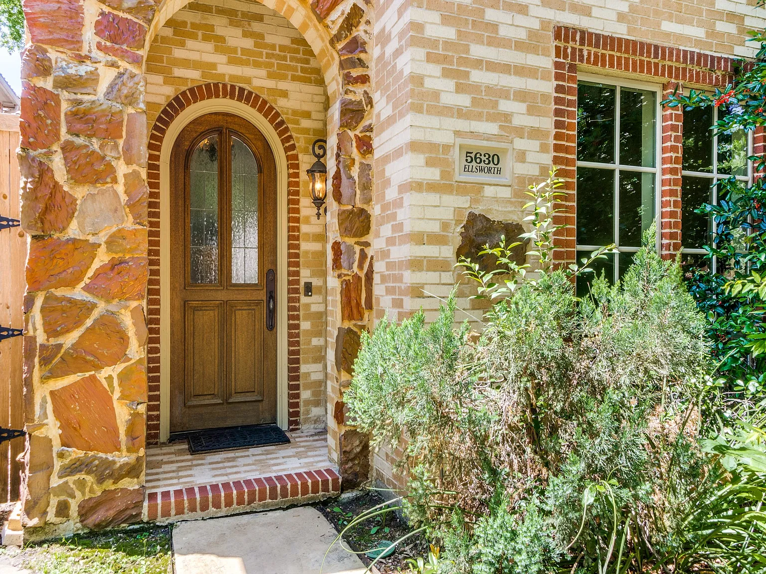 3 bed, 2.5 bath, 2610 sqft, $5,300 — Photo 2