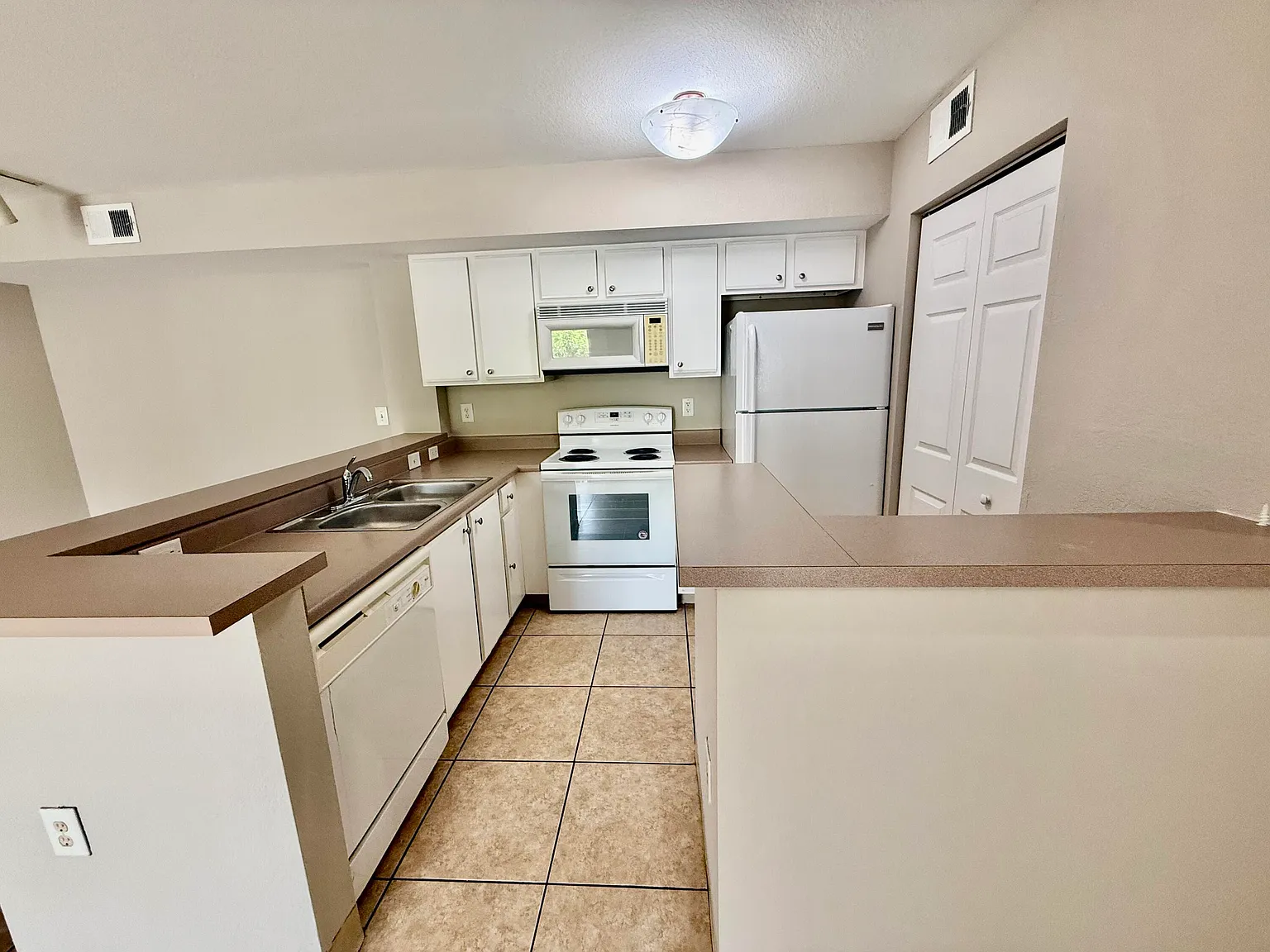 2 bed, 2.0 bath, 1033 sqft, $1,800 — Photo 3