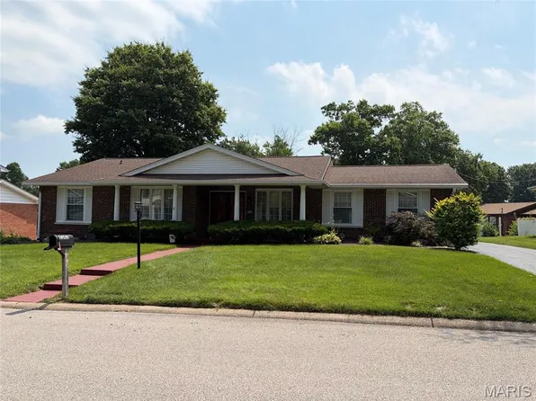 5303 River Aire Dr, Godfrey, IL 62035