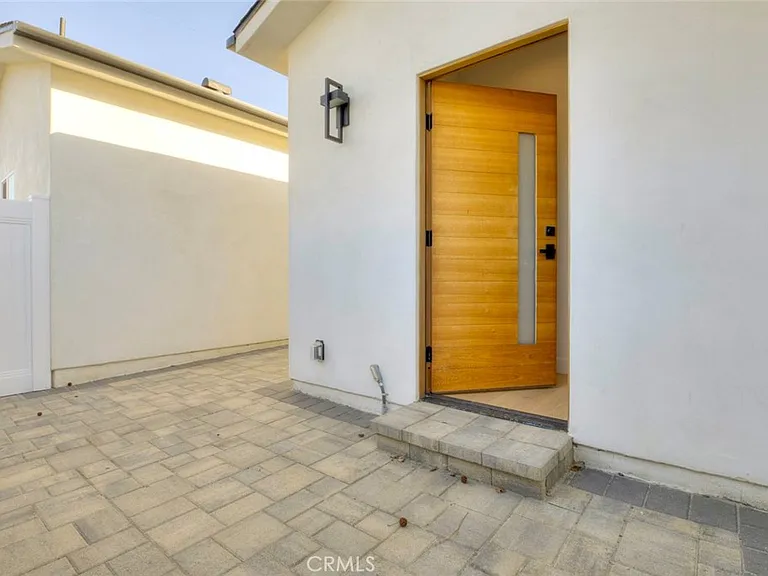 2242 N Keystone St — Photo 3