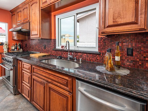 5th image of 3036 Russell St
