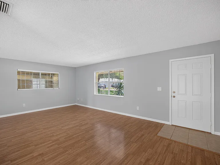 328 Palos Ct — Photo 4