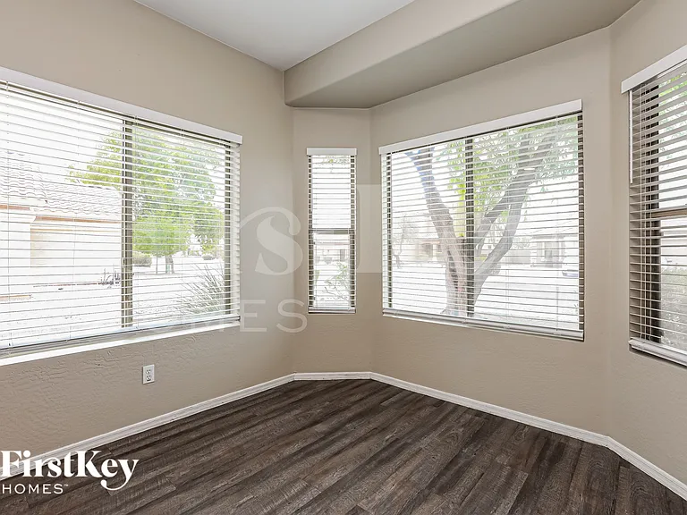 2850 E Silverbell Rd — Photo 6