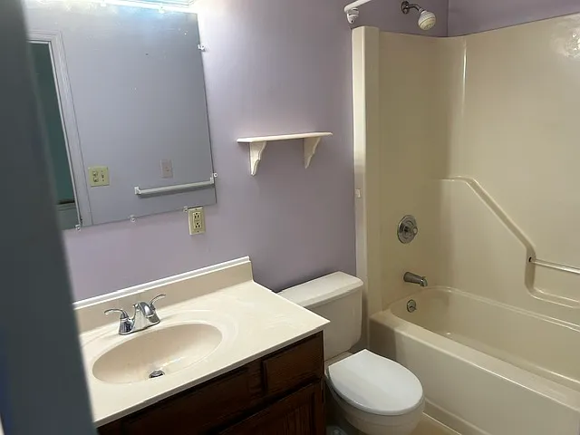 Full bathroom for the remaining rooms.