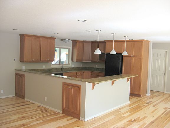 Kitchen & breakfast bar
