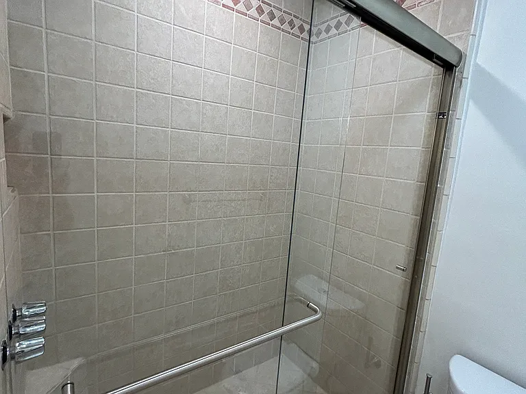 616 N Flores — Photo 13