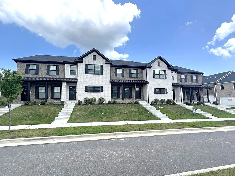 304 Lynwood Station Blvd — Photo 2