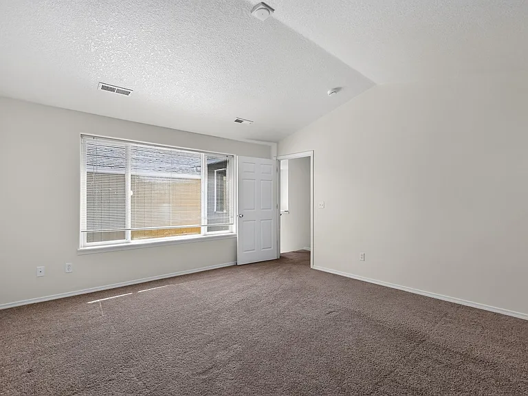 1506 SE Kobus Way — Photo 12
