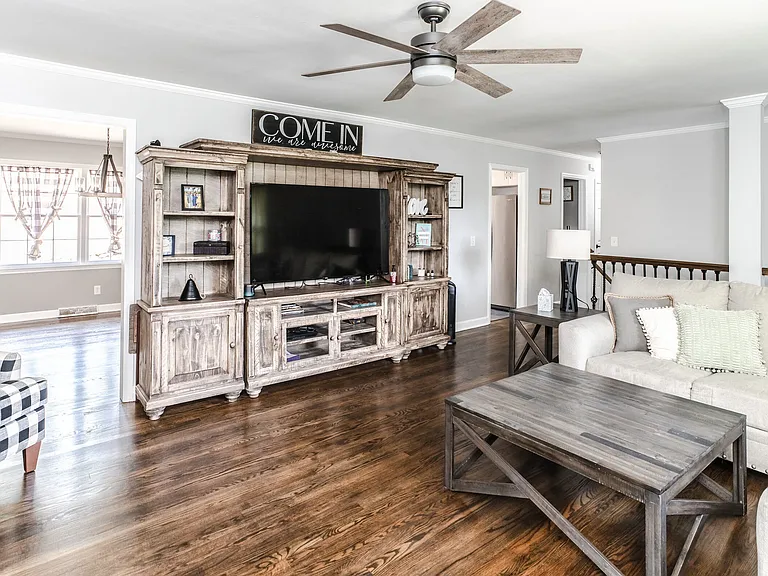 302 E Valley Rd NE — Photo 15