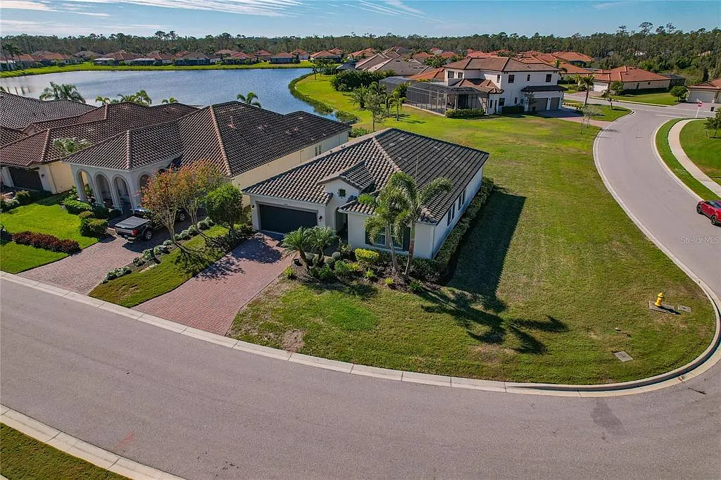 4 bed, 2.0 bath, 1999 sqft, $3,600 — Photo 4