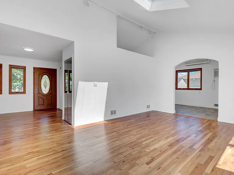 19 Edi Ave — Photo 11