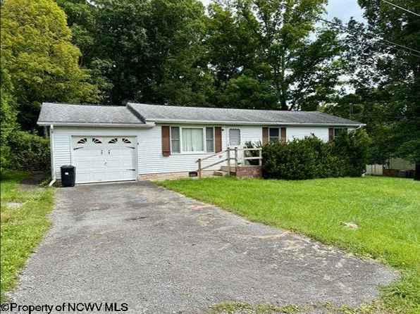 28 S Grove Ave, Reedsville, WV 26547