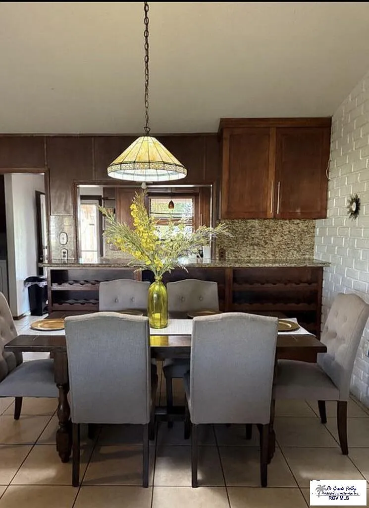 3 bed, 2.0 bath, 1976 sqft, $2,800 — Photo 2