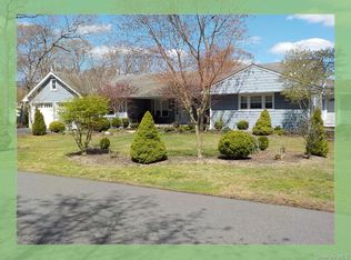 120 Mohawk Dr, Brightwaters, NY 11718