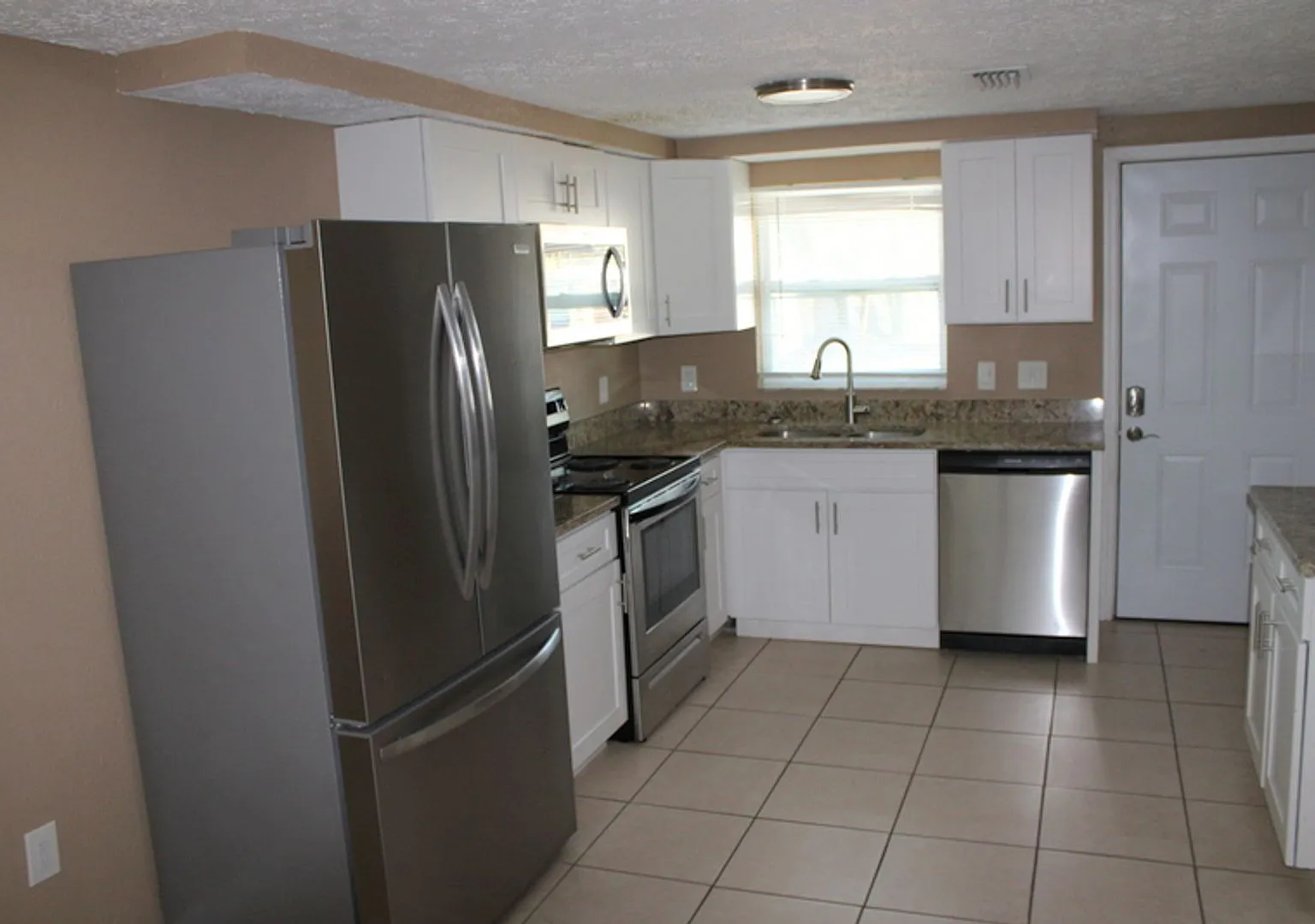 Beautiful Updated duplex — Photo 2