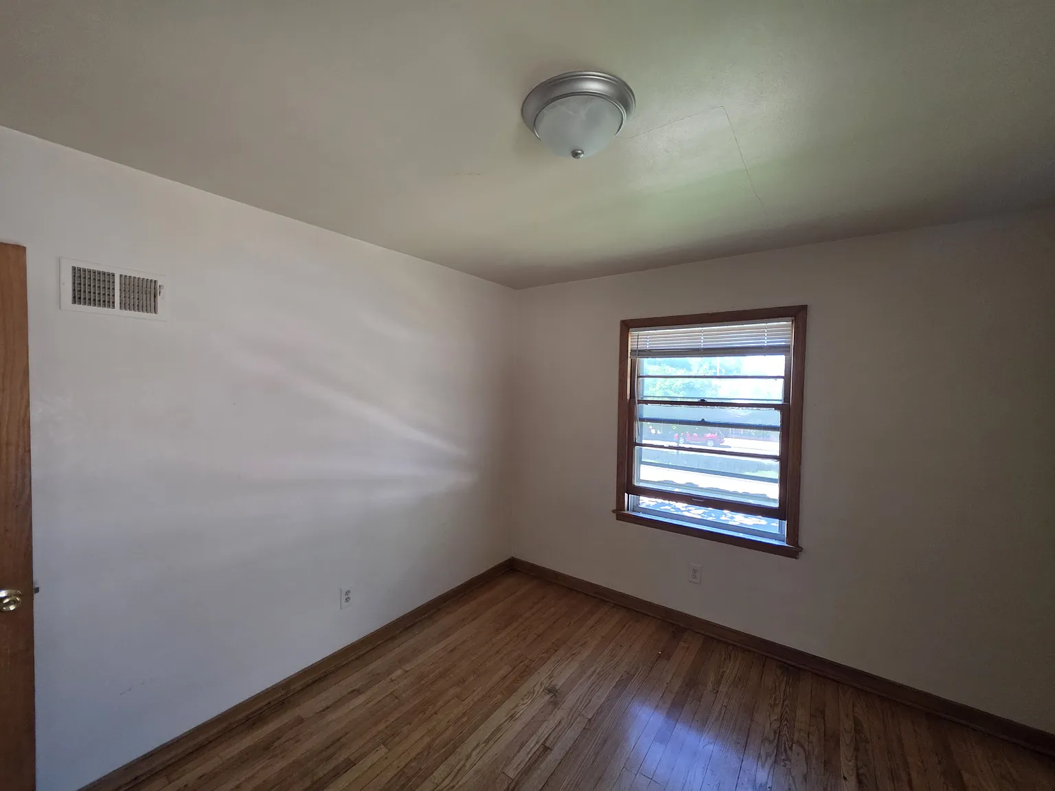 4435 W Capitol Dr — Photo 3