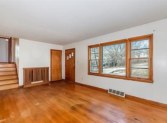 2nd image of 421 NE Maple Dr